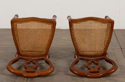null Suite de six chaises cannées.

XIXème siècle.

H_88 cm L_40 cm P_47 cm