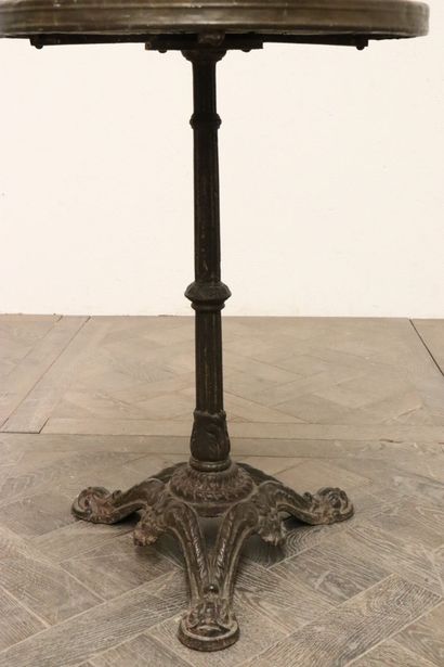null Table de bistrot en fonte et marbre.

Vers 1900.

H_71 cm D_51 cm