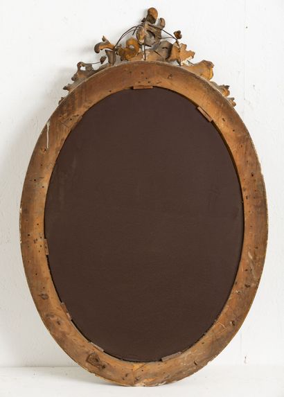 null Miroir en bois et stuc doré, ovale.

Epoque Napoléon III.

H_100 cm L_68 cm,...