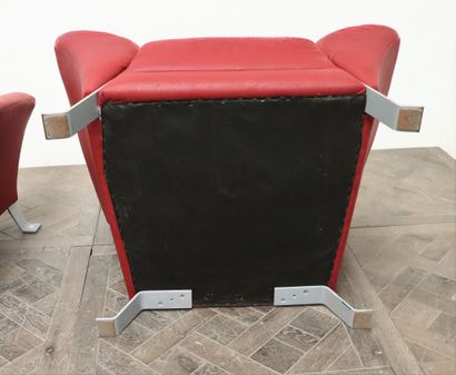 null Travail des années 1980.

Paire de fauteuils en tissu et métal.

H_80 cm L_110...