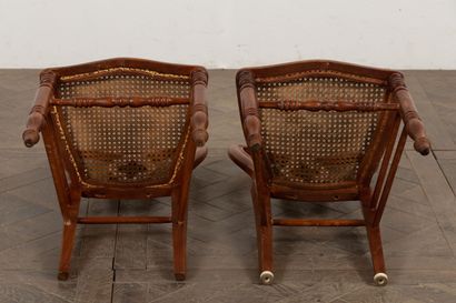 null Suite de six chaises cannées.

XIXème siècle.

H_88 cm L_40 cm P_47 cm