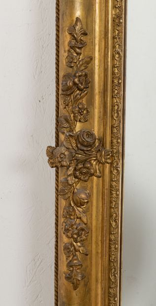 null Miroir de trumeau en bois et stuc doré.

Vers 1850.

H_173 cm L_132 cm P_