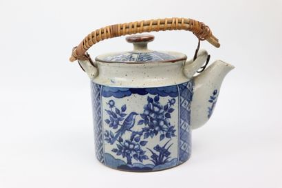 null CHINE.

Service à thé en porcelaine blanc bleu au motif d'un rossignol dans...