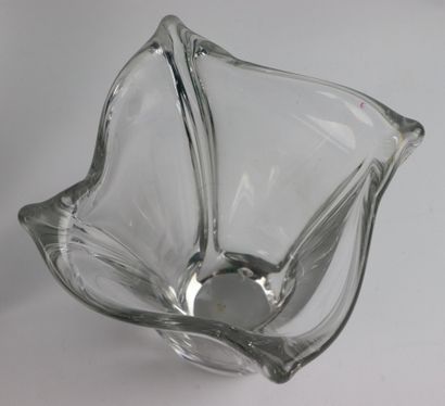 null DAUM FRANCE.

Deux vases en cristal, de forme libre.

H_19 cm et H_17 cm, éclat...