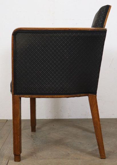 null Travail français des années 1930.

Suite de trois fauteuils en bois teinté,...