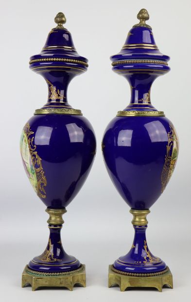 null SEVRES, dans le goût de.

Paire de vases couverts en porcelaine, bronze doré...