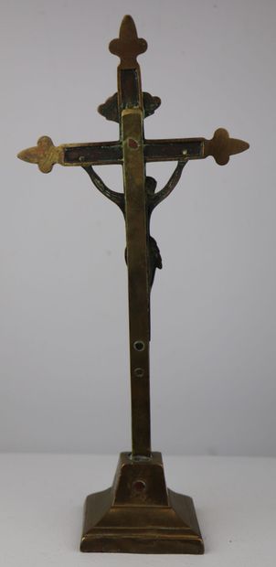 null Crucifix en laiton, à décor stylisé. 

Petits points au cuivre. 

XXème siècle....