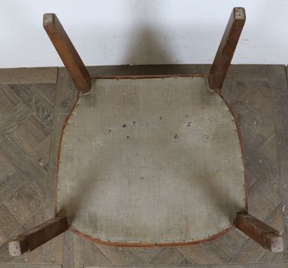 null Travail français des années 1930.

Suite de trois fauteuils en bois teinté,...