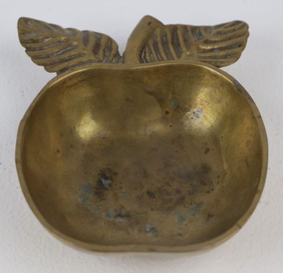 null Cendrier en bronze ou laiton en forme de pomme.

H_14 cm L_11 cm.