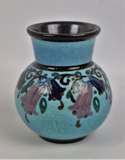 null Paul JACQUET (1883-1968) à Annecy.

Vase en céramique à décor polychrome de...