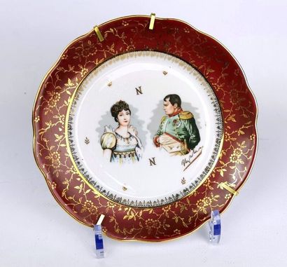 null Réunion de trois assiettes sur le thème de Napoléon, comprenant : 

- une assiette...