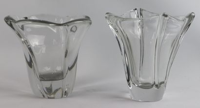 null DAUM FRANCE.

Deux vases en cristal, de forme libre.

H_19 cm et H_17 cm, éclat...