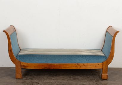 null Banquette d'appui en merisier mouluré.

Première moitié du XIXème siècle.

Garniture...