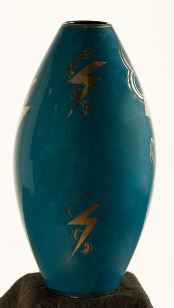 null VRAITIMBRE.

Vase Suzy en céramique à décor d'éclairs et nuages argentés sur...