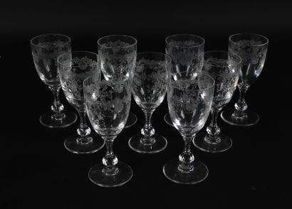 null SAINT-LOUIS. 

Suite de neuf verres en cristal à décor gravé, modèle "Sevigné"....