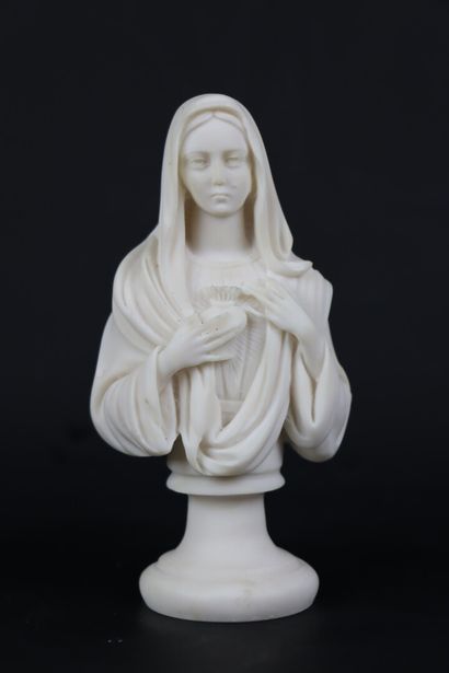 Vierge au Sacré Coeur. 
Sculpture en albâtre...