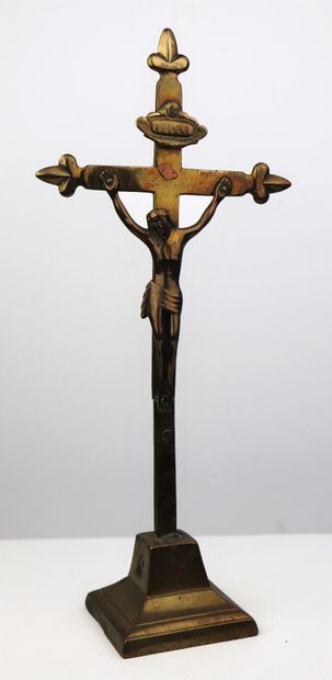 Crucifix en laiton, à décor stylisé. 
Petits...