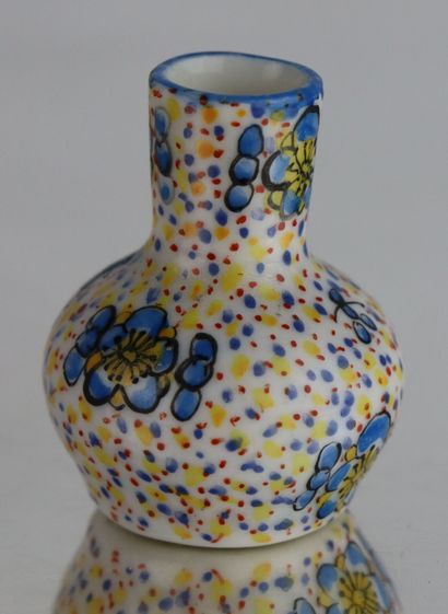 null DESVRES, Gabriel FOURMAINTRAUX.

Ensemble de trois vases miniature en porcelaine...