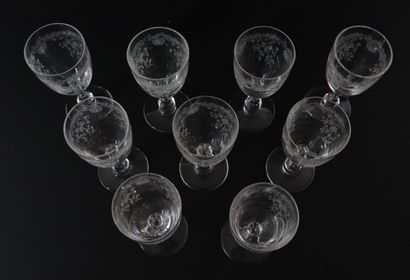 null SAINT-LOUIS. 

Suite de neuf verres en cristal à décor gravé, modèle "Sevigné"....