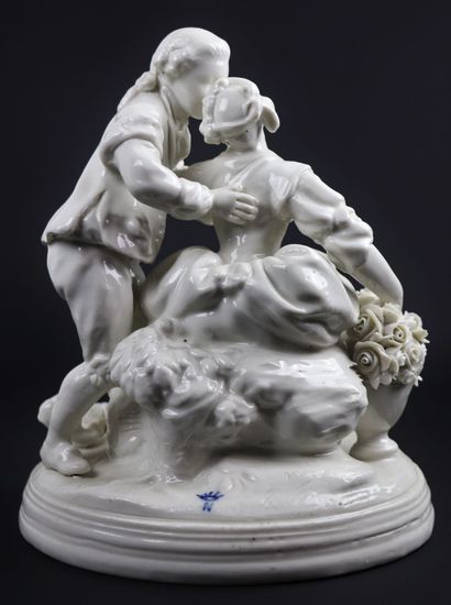 null CAPODIMONTE.

Groupe en biscuit émaillé blanc figurant une scène galante

H_...