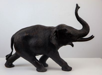 null Eléphant à la charge en bronze à patine brune.

H_25 cm L_13,5 cm P_35,5 cm