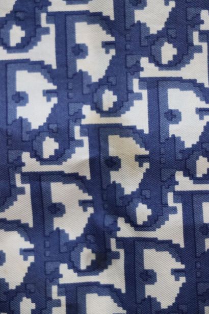 null DIOR. 

Deux carrés en twill de soie, l'un monogramme bleu (une tâche).

L'autre...