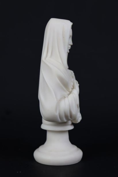 null Vierge au Sacré Coeur.

Sculpture en albâtre reconstitué.

H_15.5 cm