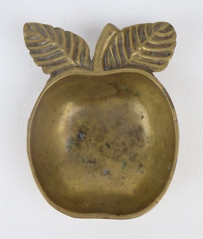 null Cendrier en bronze ou laiton en forme de pomme.

H_14 cm L_11 cm.