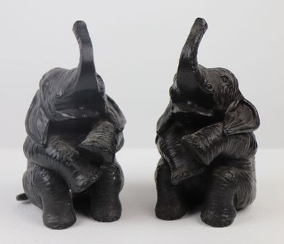 null Paire de groupes en bronze figurant des éléphants assis et formant serre-livres.

H_15...