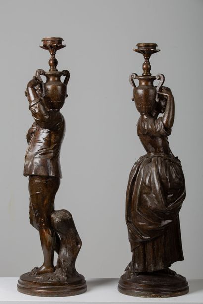 null Deux personnages en fonte à patine bronze.

Fin du XIXème siècle.

Ils sont...