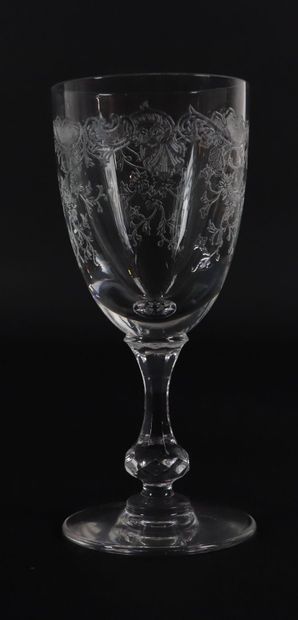 null SAINT-LOUIS. 

Suite de neuf verres en cristal à décor gravé, modèle "Sevigné"....