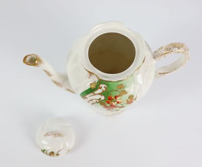 null HC LIMOGES.

Service à thé-café en porcelaine blanche à décor de fleurs polychromes...