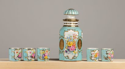 null Suite de cinq gobelets et un flacon en porcelaine à décor floral sur fond bleu...