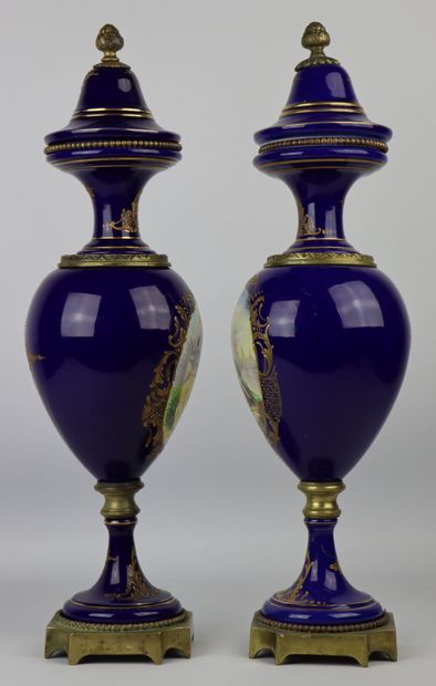 null SEVRES, dans le goût de.

Paire de vases couverts en porcelaine, bronze doré...