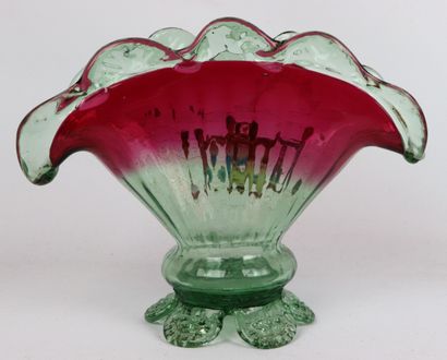 null Auguste JEAN (1829-1896), attribué à.

Vase éventail en verre blanc et rose...