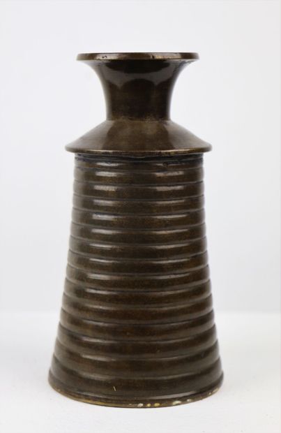 Vase en bronze, la panse striée. 
H_17.5...