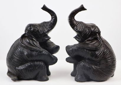 Paire de groupes en bronze figurant des éléphants...