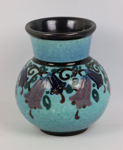 null Paul JACQUET (1883-1968) à Annecy.

Vase en céramique à décor polychrome de...