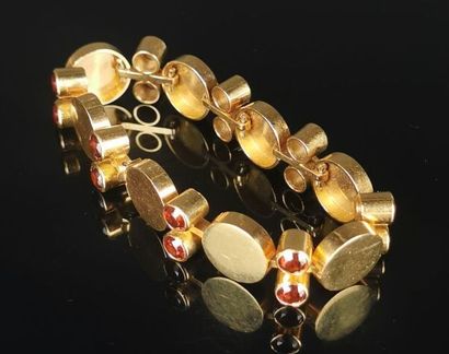 null Bracelet en or jaune à motif circulaire retenant seize grenats de forme ronde...