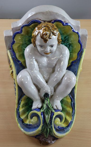 null Console d'applique en faïence figurant un putto et des coquilles.

H_36 cm L_29.5...