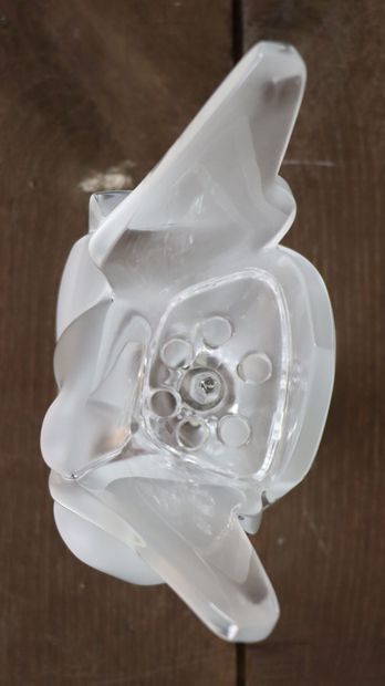 null LALIQUE, France.

Vase pique-fleurs en cristal à décor de deux colombes, modèle...