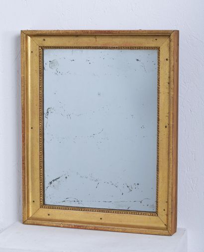 null Miroir en bois doré.

XIXème siècle.

H_56 cm L_44 cm.