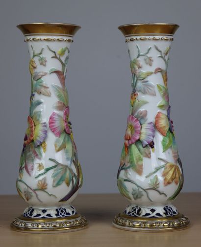 null Paire de vases en porcelaine, le fond émaillé blanc, les fleurs et branchages

luxuriants...