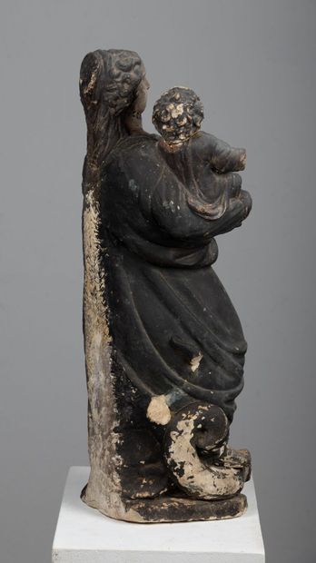 null Vierge à l'enfant en pierre sculptée.

XVIIème siècle.

Polychromie postérieure.

H_73...