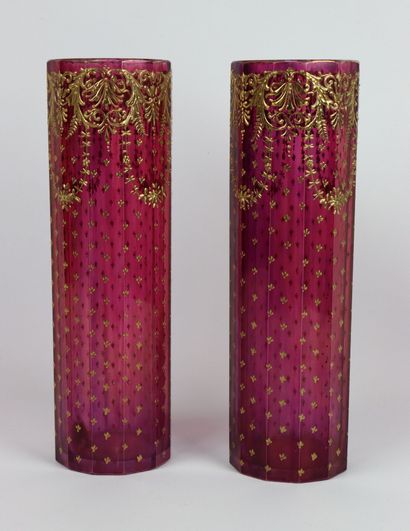 null Paire de vases en verre mauve émaillé or à décor de semis de fleurs, guirlandes...