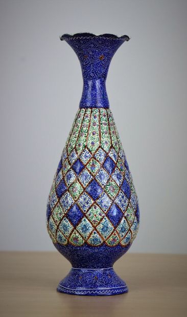 null IRAN.

Vase en cuivre à décor polychrome émaillé.

H_26 cm.
