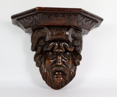 null Petite console d'applique en bois sculpté à décor de mascaron de barbu.

Italie,...