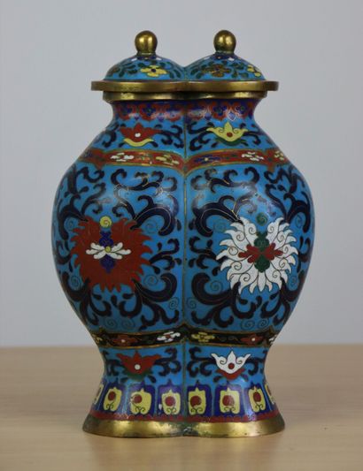 null CHINE.

Vase double, couvert, en bronze et émaux cloisonnés.

Signé au revers.

H_25...