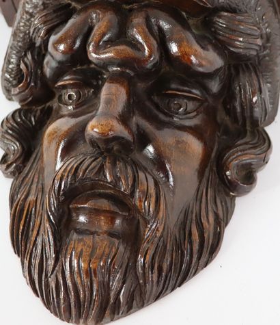 null Petite console d'applique en bois sculpté à décor de mascaron de barbu.

Italie,...