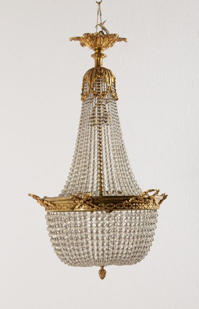 null Lustre de forme montgolfière en bronze doré et pampilles.

Style Louis XVI.

H_80...